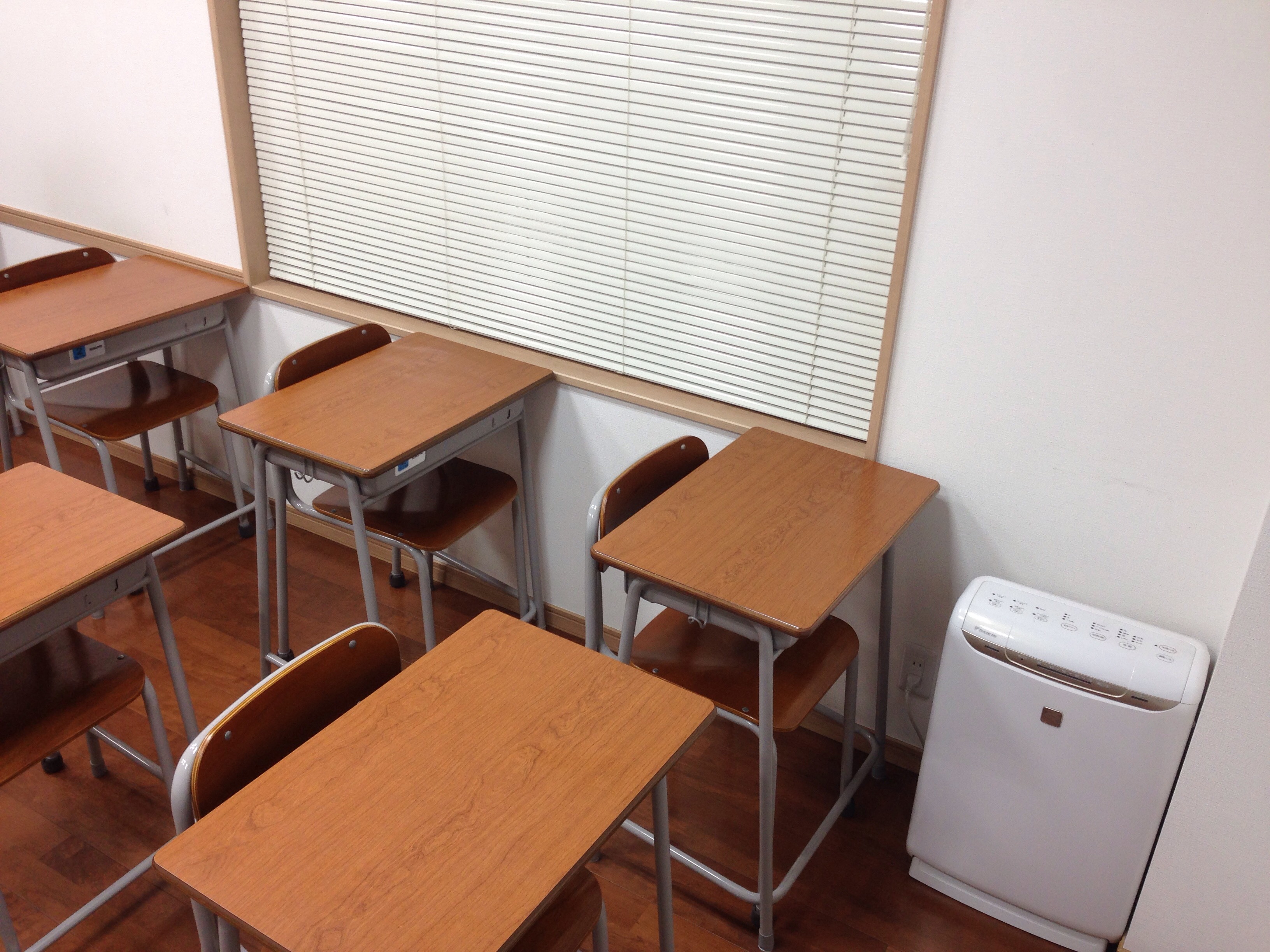 空気清浄機、床暖房を各教室に配置しています